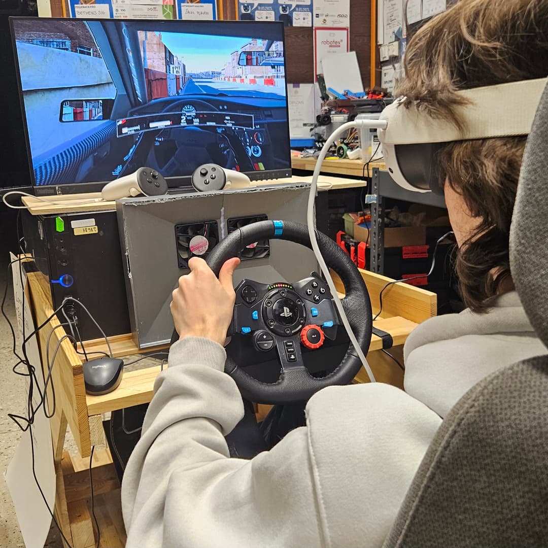 DIY braukšanas simulators ar vadības elektroniku.